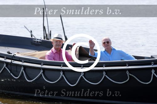 Loosdrecht 22 juli 2013
Ronnie Tober en Jan Jochems op boot varen op de vecht.
Peter Smulders bv