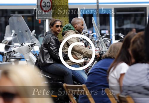 Amsterdam 2 juli 2013
Roue Verveer met zijn vrouw / partner op de scooter in Amsterdam zuid.
Peter Smulders bv