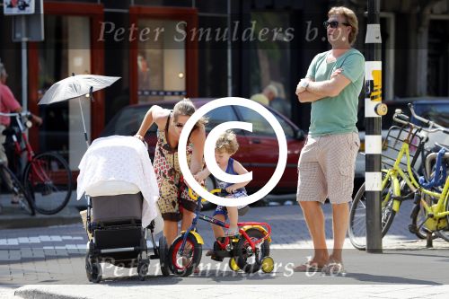 Amsterdam 22 juli 2013
Rutger Castricum met vrouw en kinderen op de pc hooftstraat.
Peter Smulders bv