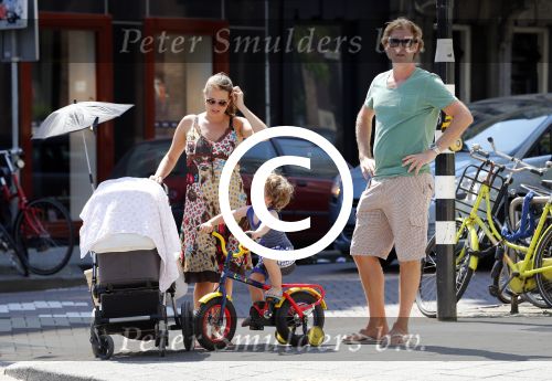 Amsterdam 22 juli 2013
Rutger Castricum met vrouw en kinderen op de pc hooftstraat.
Peter Smulders bv