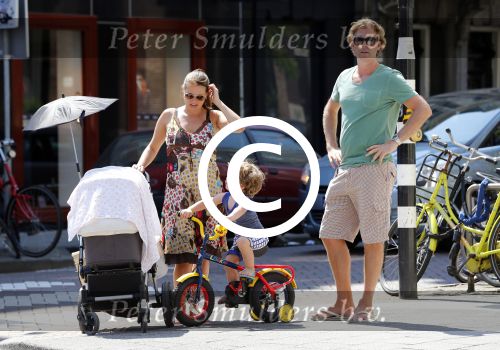 Amsterdam 22 juli 2013
Rutger Castricum met vrouw en kinderen op de pc hooftstraat.
Peter Smulders bv