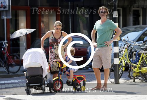 Amsterdam 22 juli 2013
Rutger Castricum met vrouw en kinderen op de pc hooftstraat.
Peter Smulders bv