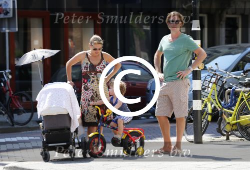 Amsterdam 22 juli 2013
Rutger Castricum met vrouw en kinderen op de pc hooftstraat.
Peter Smulders bv