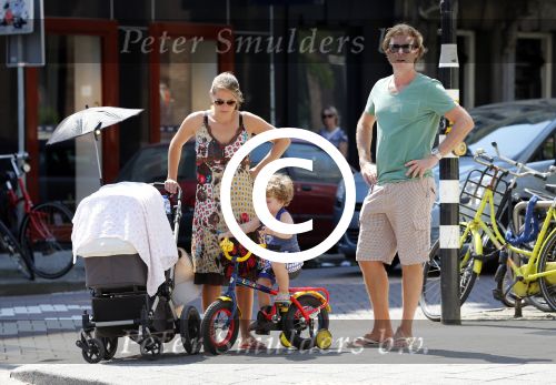 Amsterdam 22 juli 2013
Rutger Castricum met vrouw en kinderen op de pc hooftstraat.
Peter Smulders bv