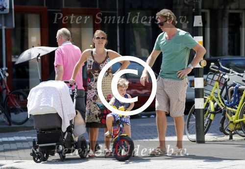 Amsterdam 22 juli 2013
Rutger Castricum met vrouw en kinderen op de pc hooftstraat.
Peter Smulders bv