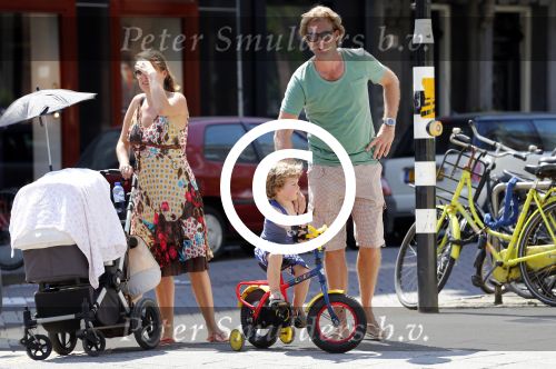Amsterdam 22 juli 2013
Rutger Castricum met vrouw en kinderen op de pc hooftstraat.
Peter Smulders bv