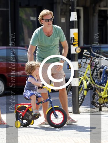Amsterdam 22 juli 2013
Rutger Castricum met vrouw en kinderen op de pc hooftstraat.
Peter Smulders bv