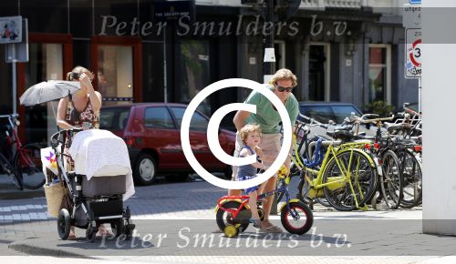 Amsterdam 22 juli 2013
Rutger Castricum met vrouw en kinderen op de pc hooftstraat.
Peter Smulders bv