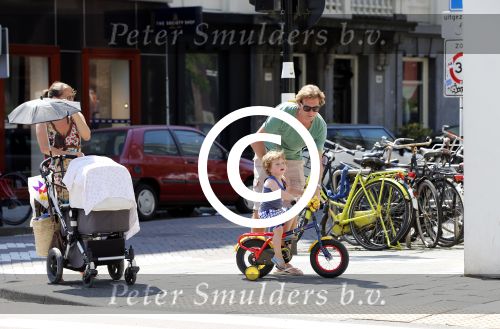 Amsterdam 22 juli 2013
Rutger Castricum met vrouw en kinderen op de pc hooftstraat.
Peter Smulders bv