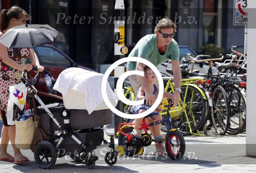 Amsterdam 22 juli 2013
Rutger Castricum met vrouw en kinderen op de pc hooftstraat.
Peter Smulders bv