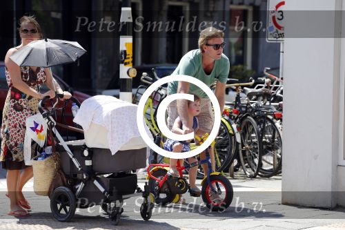 Amsterdam 22 juli 2013
Rutger Castricum met vrouw en kinderen op de pc hooftstraat.
Peter Smulders bv
