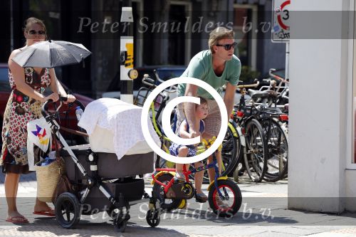 Amsterdam 22 juli 2013
Rutger Castricum met vrouw en kinderen op de pc hooftstraat.
Peter Smulders bv
