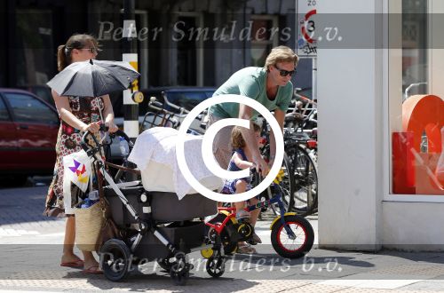 Amsterdam 22 juli 2013
Rutger Castricum met vrouw en kinderen op de pc hooftstraat.
Peter Smulders bv