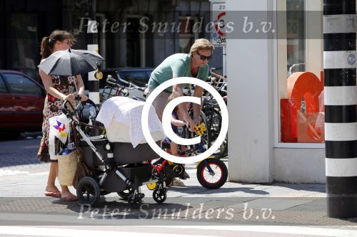 Amsterdam 22 juli 2013
Rutger Castricum met vrouw en kinderen op de pc hooftstraat.
Peter Smulders bv