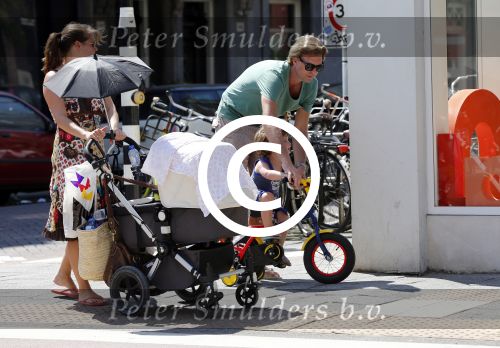Amsterdam 22 juli 2013
Rutger Castricum met vrouw en kinderen op de pc hooftstraat.
Peter Smulders bv