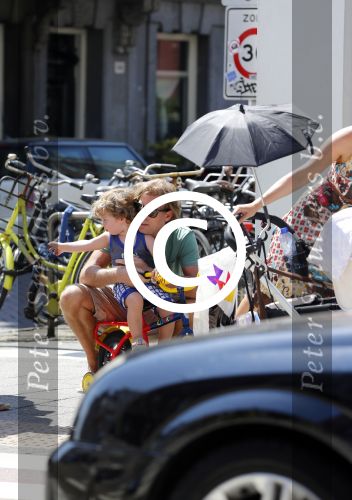 Amsterdam 22 juli 2013
Rutger Castricum met vrouw en kinderen op de pc hooftstraat.
Peter Smulders bv