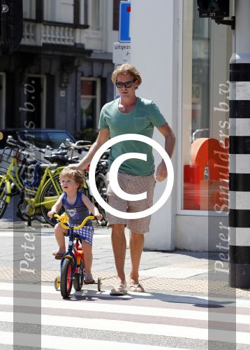 Amsterdam 22 juli 2013
Rutger Castricum met vrouw en kinderen op de pc hooftstraat.
Peter Smulders bv