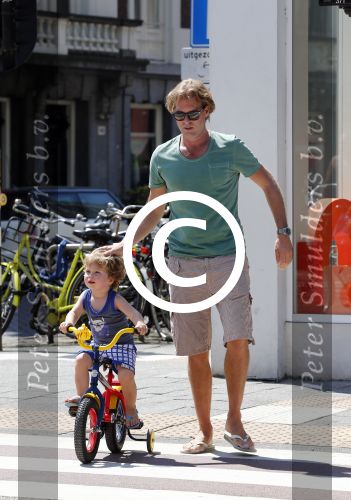 Amsterdam 22 juli 2013
Rutger Castricum met vrouw en kinderen op de pc hooftstraat.
Peter Smulders bv