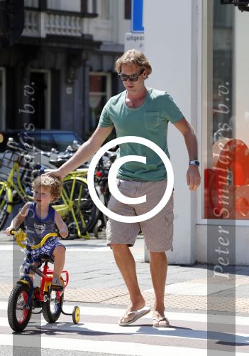 Amsterdam 22 juli 2013
Rutger Castricum met vrouw en kinderen op de pc hooftstraat.
Peter Smulders bv