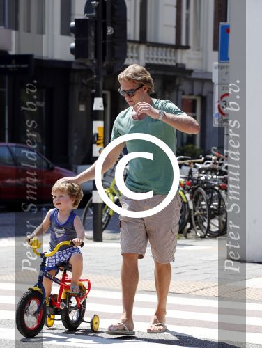Amsterdam 22 juli 2013
Rutger Castricum met vrouw en kinderen op de pc hooftstraat.
Peter Smulders bv