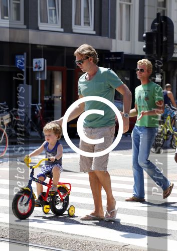 Amsterdam 22 juli 2013
Rutger Castricum met vrouw en kinderen op de pc hooftstraat.
Peter Smulders bv
