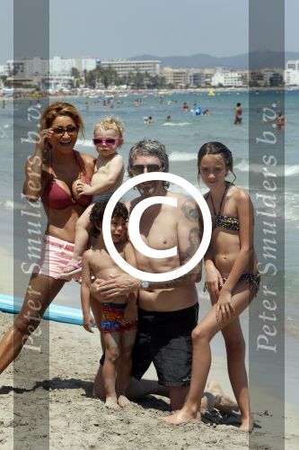 ibiza 15 juli 2013
Ruud en Aafke de wild met hun kinderen Toy Travis Johnny en Teddy op coco beach.
Peter Smulders bv