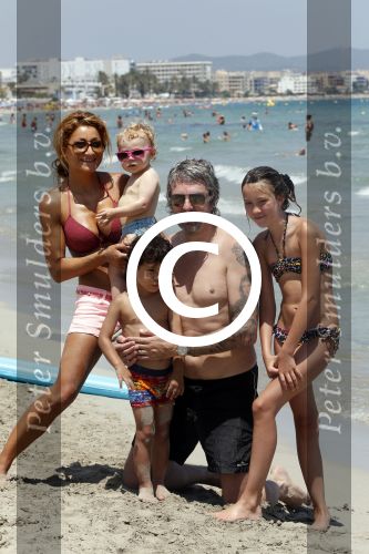 ibiza 15 juli 2013
Ruud en Aafke de wild met hun kinderen Toy Travis Johnny en Teddy op coco beach.
Peter Smulders bv