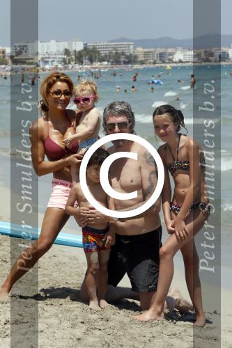 ibiza 15 juli 2013
Ruud en Aafke de wild met hun kinderen Toy Travis Johnny en Teddy op coco beach.
Peter Smulders bv