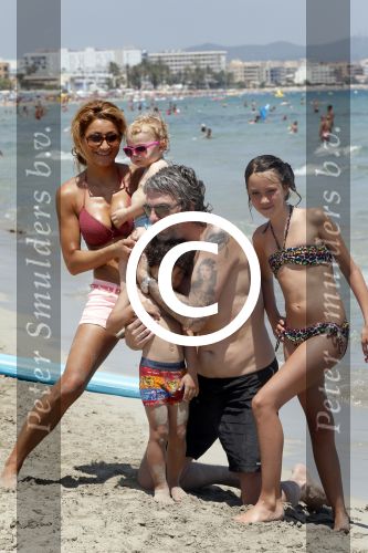 ibiza 15 juli 2013
Ruud en Aafke de wild met hun kinderen Toy Travis Johnny en Teddy op coco beach.
Peter Smulders bv