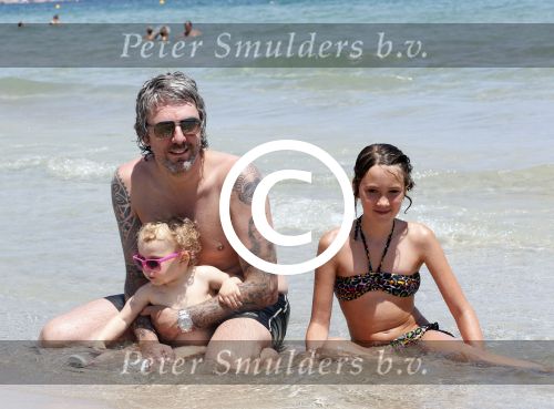 ibiza 15 juli 2013
Ruud en Aafke de wild met hun kinderen Toy Travis Johnny en Teddy op coco beach.
Peter Smulders bv