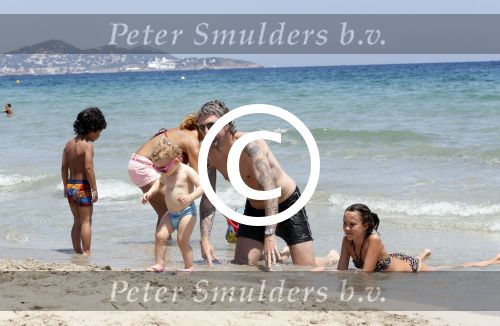 ibiza 15 juli 2013
Ruud en Aafke de wild met hun kinderen Toy Travis Johnny en Teddy op coco beach.
Peter Smulders bv