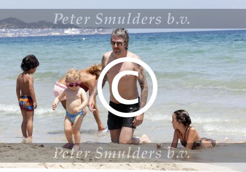 ibiza 15 juli 2013
Ruud en Aafke de wild met hun kinderen Toy Travis Johnny en Teddy op coco beach.
Peter Smulders bv