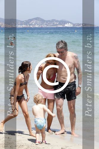 ibiza 15 juli 2013
Ruud en Aafke de wild met hun kinderen Toy Travis Johnny en Teddy op coco beach.
Peter Smulders bv