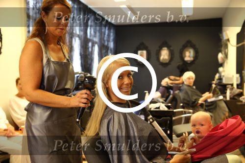 Scheveningen, 27 Juli 2013
Samantha v d (Plas Barbie) bij haar kapper
Foto Peter Smulders BV