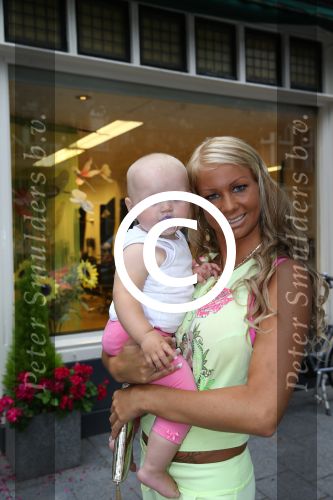 Scheveningen, 27 Juli 2013
Samantha v d (Plas Barbie) bij haar kapper
Foto Peter Smulders BV