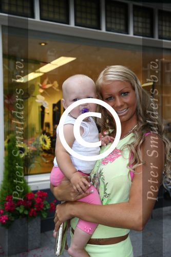 Scheveningen, 27 Juli 2013
Samantha v d (Plas Barbie) bij haar kapper
Foto Peter Smulders BV