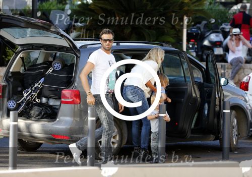 Ibiza 13 juli 2013
Ellemieke Vermolen en Sergio Herman op het vliegveld met hun 2 zoons en een zoon en dochter van Sergio uit een eerdere relatie.
Peter Smulders bv