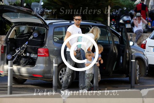 Ibiza 13 juli 2013
Ellemieke Vermolen en Sergio Herman op het vliegveld met hun 2 zoons en een zoon en dochter van Sergio uit een eerdere relatie.
Peter Smulders bv