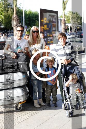 Ibiza 13 juli 2013
Ellemieke Vermolen en Sergio Herman op het vliegveld met hun 2 zoons en een zoon en dochter van Sergio uit een eerdere relatie.
Peter Smulders bv