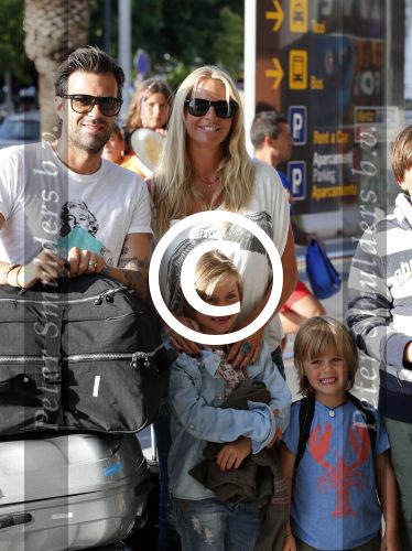 Ibiza 13 juli 2013
Ellemieke Vermolen en Sergio Herman op het vliegveld met hun 2 zoons en een zoon en dochter van Sergio uit een eerdere relatie.
Peter Smulders bv