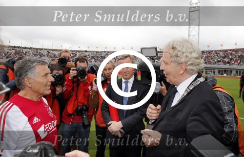 Amsterdam 3 juli 2013
Sjaak Swart 75 jaar . Hij viert dat met een wedstrijd met oud ajax spelers in het Olympisch stadion.
Peter Smulders bv