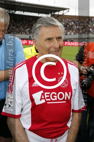 Amsterdam 3 juli 2013
Sjaak Swart 75 jaar . Hij viert dat met een wedstrijd met oud ajax spelers in het Olympisch stadion.
Peter Smulders bv