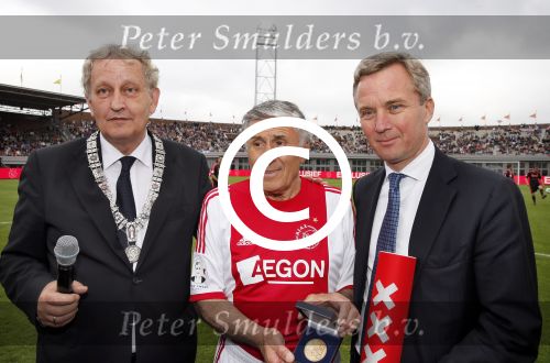 Amsterdam 3 juli 2013
Sjaak Swart 75 jaar . Hij viert dat met een wedstrijd met oud ajax spelers in het Olympisch stadion.
Peter Smulders bv