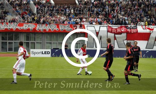 Amsterdam 3 juli 2013
Sjaak Swart 75 jaar . Hij viert dat met een wedstrijd met oud ajax spelers in het Olympisch stadion.
Peter Smulders bv