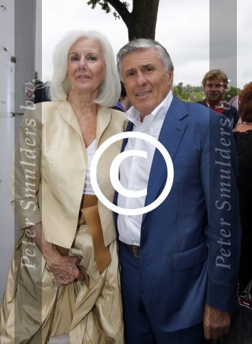 Amsterdam 3 juli 2013
Sjaak Swart 75 jaar . Hij viert dat met een wedstrijd met oud ajax spelers in het Olympisch stadion. Sjaak met zijn vrouw
Peter Smulders bv