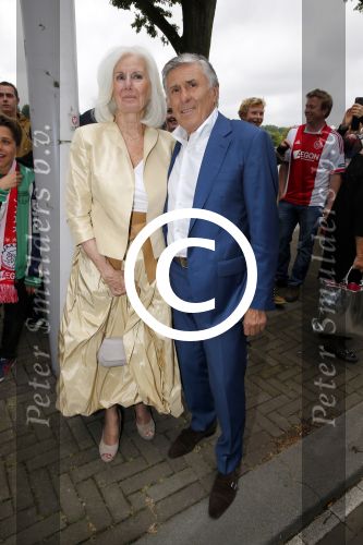 Amsterdam 3 juli 2013
Sjaak Swart 75 jaar . Hij viert dat met een wedstrijd met oud ajax spelers in het Olympisch stadion. Sjaak met zijn vrouw
Peter Smulders bv