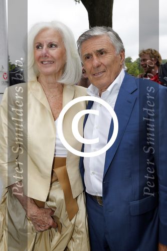 Amsterdam 3 juli 2013
Sjaak Swart 75 jaar . Hij viert dat met een wedstrijd met oud ajax spelers in het Olympisch stadion. Sjaak met zijn vrouw
Peter Smulders bv
