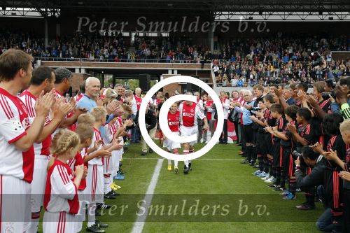 Amsterdam 3 juli 2013
Sjaak Swart 75 jaar . Hij viert dat met een wedstrijd met oud ajax spelers in het Olympisch stadion.
Peter Smulders bv