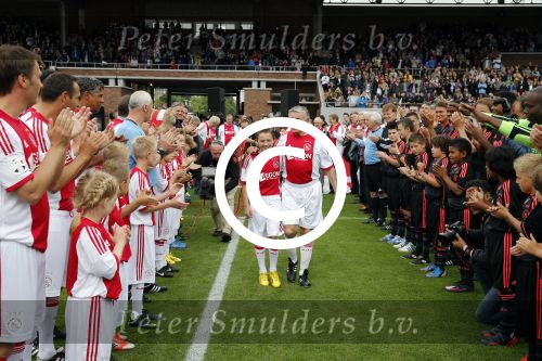 Amsterdam 3 juli 2013
Sjaak Swart 75 jaar . Hij viert dat met een wedstrijd met oud ajax spelers in het Olympisch stadion.
Peter Smulders bv