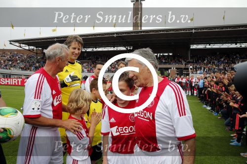 Amsterdam 3 juli 2013
Sjaak Swart 75 jaar . Hij viert dat met een wedstrijd met oud ajax spelers in het Olympisch stadion.
Peter Smulders bv